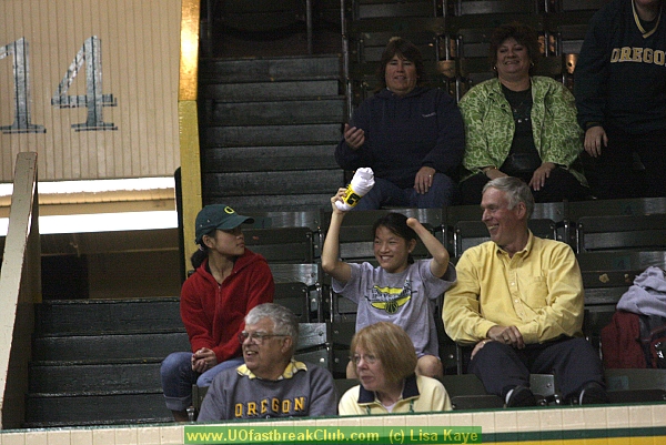 Young fan with a great catch gets the '3-point' t-shirt!