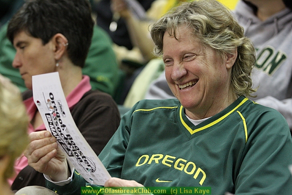 Duck fan plays Half-Time Bingo sponsored by the Fast Break Club.