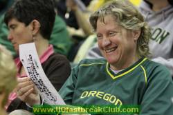 Duck fan plays Half-Time Bingo sponsored by the Fast Break Club.